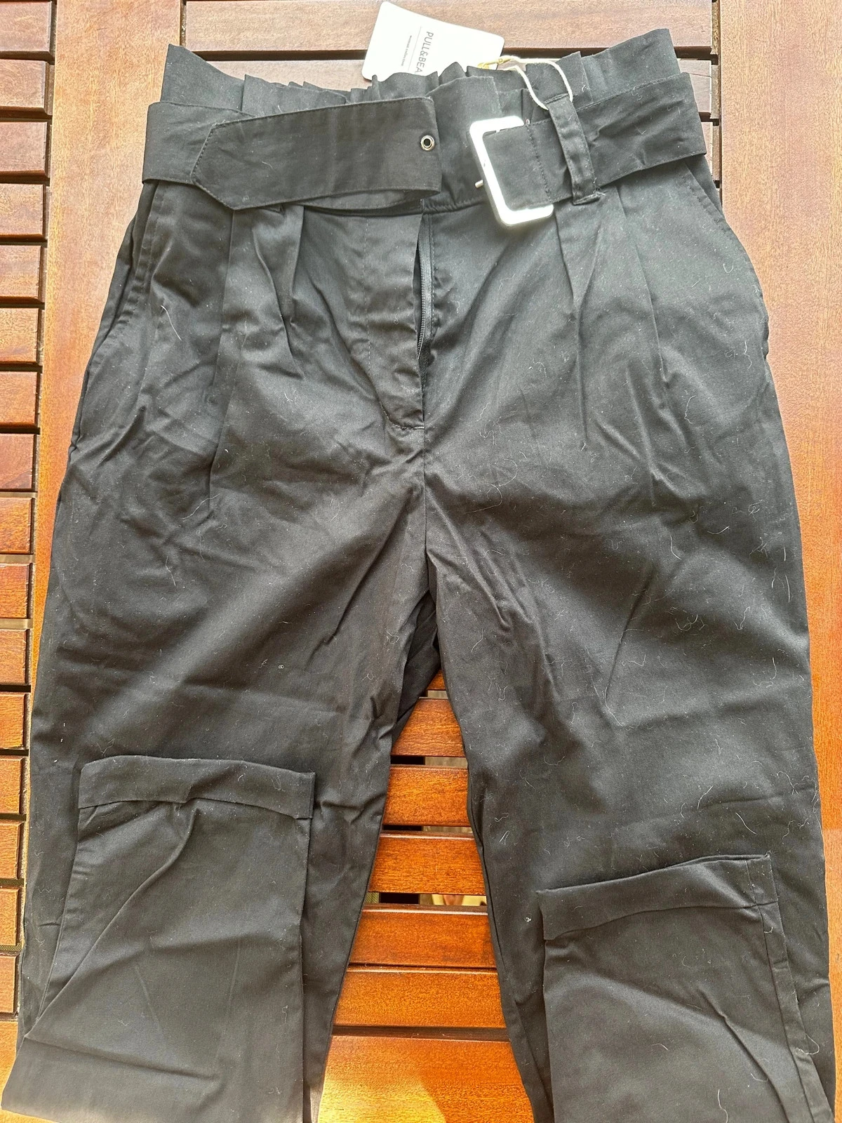 Pantalón paperbag cinturón marca Pull & Bear